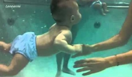 Video: Dạy bơi cho trẻ sơ sinh lay động cảm xúc