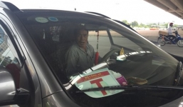 CSGT Hà Nội tước hàng loạt phù hiệu giả Công an, báo chí gắn trên ô tô