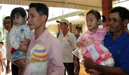 Video: Hai bé gái bị trao nhầm ở Bình Phước trở về với cha mẹ ruột sau 3 năm