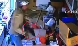 Video: Thanh niên lừa bé gái mở cửa, vào nhà trộm laptop