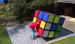 Video: Màn xoay Rubic nặng 100kg trong vòng 1 phút