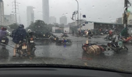 Chùm ảnh: Bão số 1 đổ bộ, gió giật mạnh, xe máy ngã la liệt ở Hà Nội