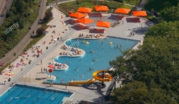 Nhóm phụ nữ khỏa thân ở hồ bơi tại Đức bị thanh niên Hồi giáo dọa giết