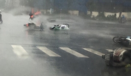 Bão số 1: Gió giật mạnh, người đi xe máy ngã la liệt ở KeangNam