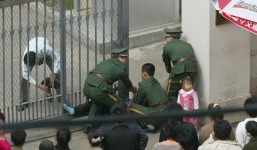 Sinh viên Triều Tiên lao vào lãnh sự quán Hàn Quốc xin tị nạn