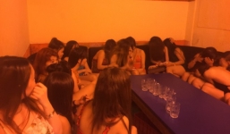 Đột kích nhà hàng 'bia ôm', nữ tiếp viên mặc bikini bỏ chạy tán loạn