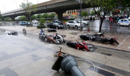 Video: Bão số 1 thổi bay người đi đường ở Hà Nội