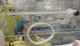 Xúc động hình ảnh nữ Thiếu úy bị ung thư ngắm nhìn con lần cuối