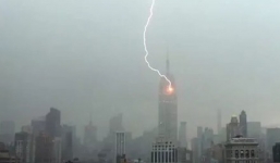 New York: Tòa tháp chọc trời bị sét đánh trúng