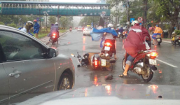 Video: Gió giật cực lớn, người đi đường hoảng hốt dừng xe