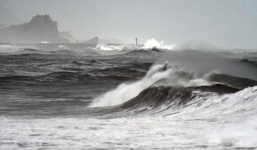 Video: Trận cuồng phong tấn công bãi biển Đồ Sơn