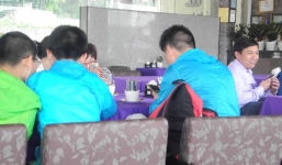 Du khách tố nhân viên phục vụ 'bợ đỡ khách Tàu', coi thường khách Việt 