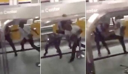 Video: Chuyến bay bị hoãn, hành khách lao vào đánh cảnh sát