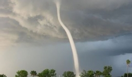 Video: Vòi rồng xuất hiện trên đảo Cô Tô