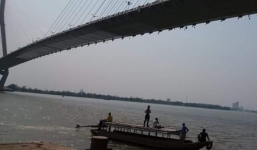 Hai thanh niên bỏ lại xe máy nhảy cầu Cần Thơ tự tử