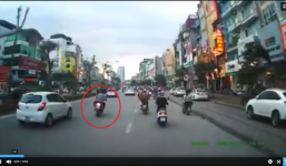 'Quái xế' chạy xe lạng lách, đánh võng va vào taxi ngã bất tỉnh