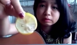 Trào lưu vừa ngậm chanh vừa hát 'hút' giới trẻ