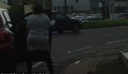 Video: Nam thanh niên cười nhạo, cổ vũ hai người phụ nữ đánh nhau giữa phố