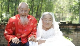 Hình ảnh xúc động của cặp vợ chồng trăm tuổi lần đầu chụp ảnh cưới