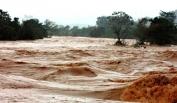 Xe bị lũ cuốn rơi xuống vực, 26 hành khách thiệt mạng