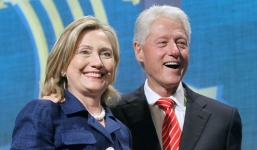 Cựu Tổng thống Bill Clinton từ chối cho bé gái quả bóng gây xôn xao dân mạng