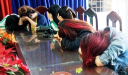 Đột kích karaoke Lucky, bắt quả tang 3 đôi nam nữ đang mua bán dâm