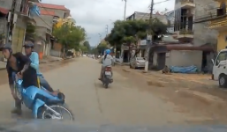 Phóng nhanh, xe máy 2 thanh niên nằm dưới bánh ô tô