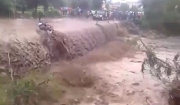 Video: Liều mạng vượt lũ, người đàn ông đi xe máy bị cuốn trôi