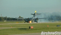 Video: Máy bay hạ cánh bằng mũi, đường bay tóe lửa
