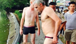 'Hà Nội nóng quá', 2 khách Tây nhảy xuống Hồ Gươm bơi giữa trưa