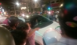 Gần trăm người dân chặn ô tô nghi gây tai nạn rồi bỏ chạy