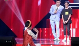 Đông Nhi lăn lê trên sân khấu thuyết phục cậu bé 13 tuổi