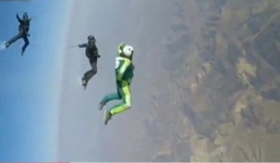 Video: Cú nhảy không cần dù từ độ cao 7.620 m