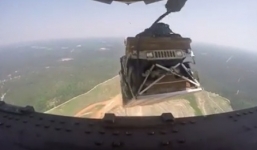 Video: Xem máy bay Mỹ thả xe thiết giáp từ độ cao 1.500 m