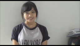 Cô gái nói tiếng Anh bằng 21 giọng