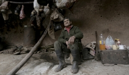 Khám phá cuộc sống của cụ ông 79 tuổi sống 40 năm trong hang núi