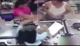 Phẫn uất vì bị khách hàng hành hung, nhân viên siêu thị tự tử