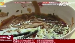 Trốn bồi thường cho khách, chủ quán liều mạng nuốt chửng gián trong đĩa mỳ