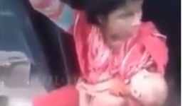 Thót tim cảnh bà mẹ bế con ngồi vắt vẻo trên thanh nối toa tàu