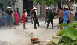 11 giếng nước ngọt nổi váng dầu đen kịt, bật lửa là bốc cháy