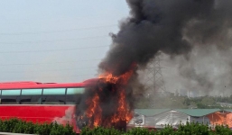 Video: Xe khách bốc cháy dữ dội trên cao tốc Pháp Vân-Cầu Giẽ