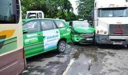 Xe container húc 2 taxi chờ đèn đỏ, đại lộ Nguyễn Văn Linh tê liệt