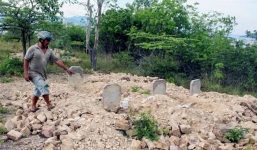 Hàng trăm ngôi mộ 'biến mất' trong đêm