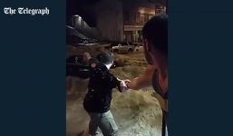 Mạo hiểm mạng sống cứu người phụ nữ mắc kẹt giữa dòng lũ