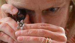 Cặp vợ chồng may mắn tìm thấy kho báu trăm triệu trong chiếc ghế cũ hơn 100 nghìn