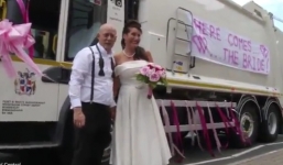 Video: Chú rể bật khóc khi cô dâu đến đám cưới bằng xe chở rác