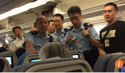 Video: Nữ tiếp viên hàng không bị khách Trung Quốc hất nước cam vào mặt