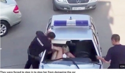 Bị bắt, cô gái dùng chân đạp vỡ kính xe cảnh sát