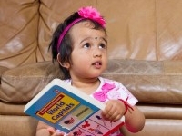 Bé gái 2 tuổi đọc tên thủ đô gần 200 nước chỉ trong 5 phút