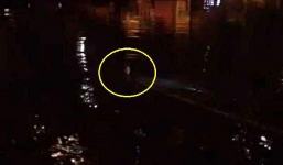 Thanh niên biểu hiện 'ngáo đá' vừa bơi, vừa hát dưới sông Tô Lịch